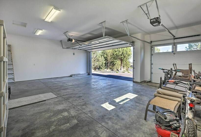 Redmond Resort Home: Patio & Community Pool!