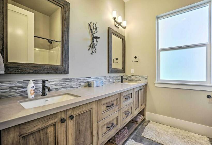 Redmond Resort Home: Patio & Community Pool!