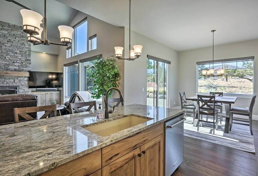 Redmond Resort Home: Patio & Community Pool!