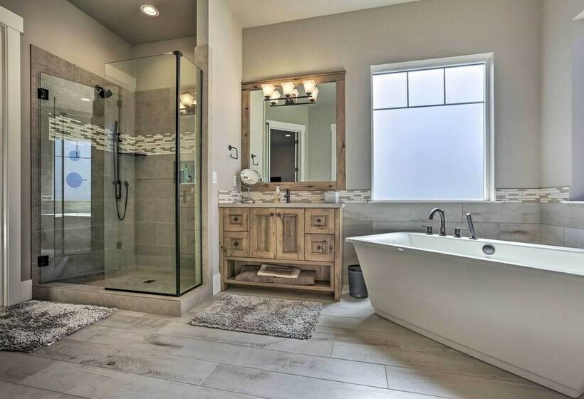 Redmond Resort Home: Patio & Community Pool!