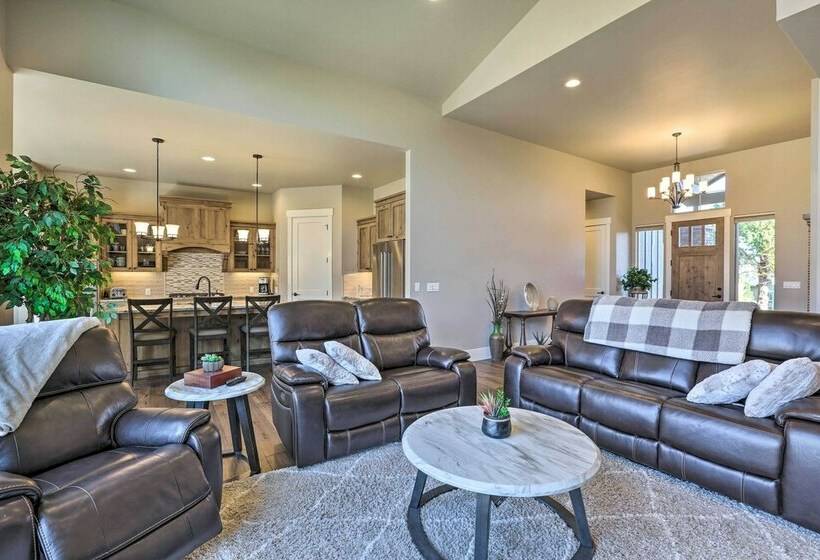Redmond Resort Home: Patio & Community Pool!