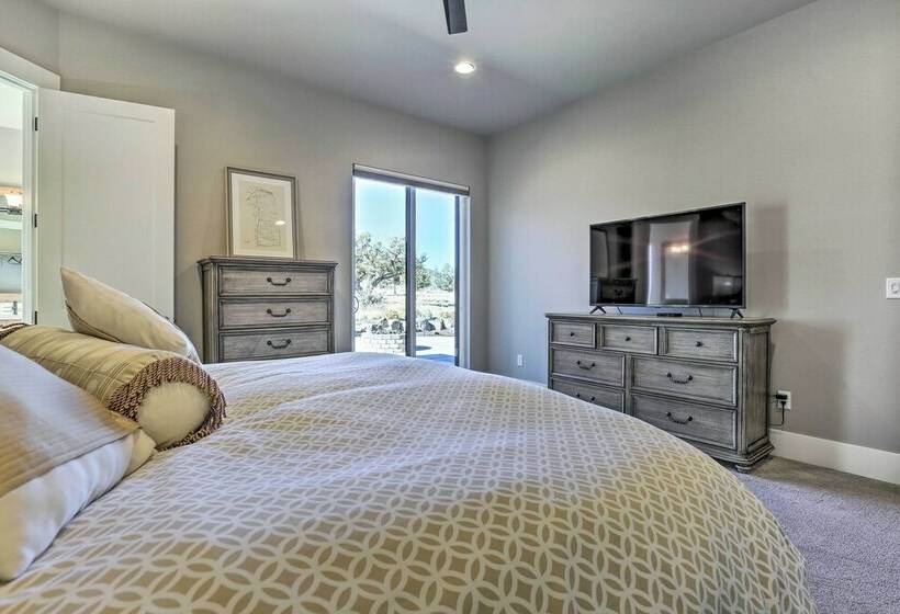 Redmond Resort Home: Patio & Community Pool!