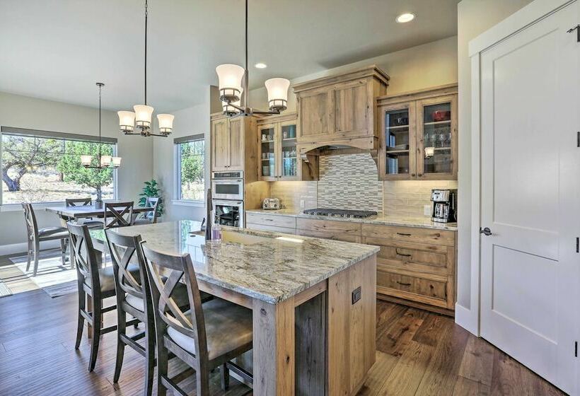 Redmond Resort Home: Patio & Community Pool!