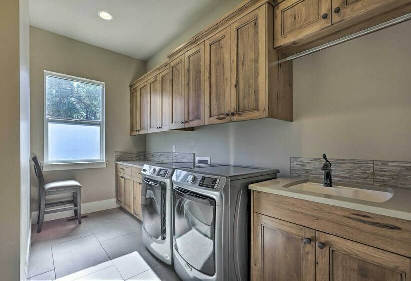 Redmond Resort Home: Patio & Community Pool!