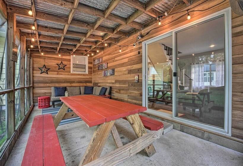 Renovated, Spacious Retreat In Union Pier!