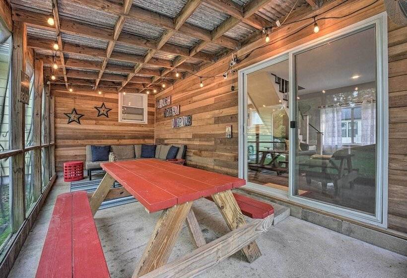 Renovated, Spacious Retreat In Union Pier!