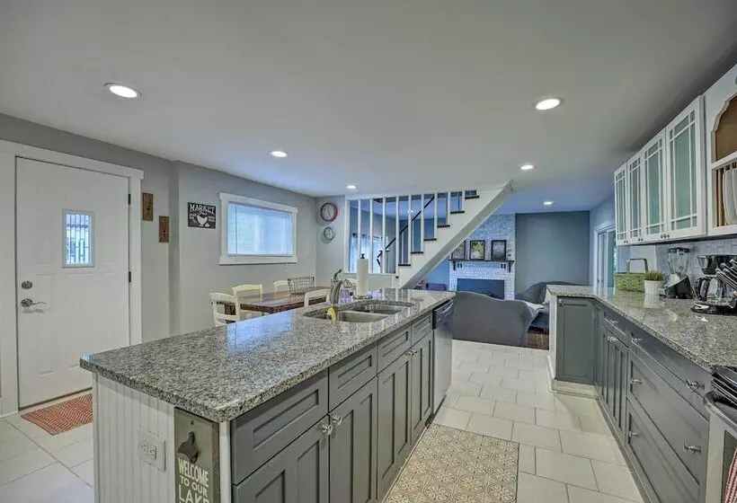 Renovated, Spacious Retreat In Union Pier!