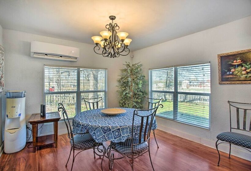 Deck, Grill & Yard: Pet Friendly Van Alstyne Gem!