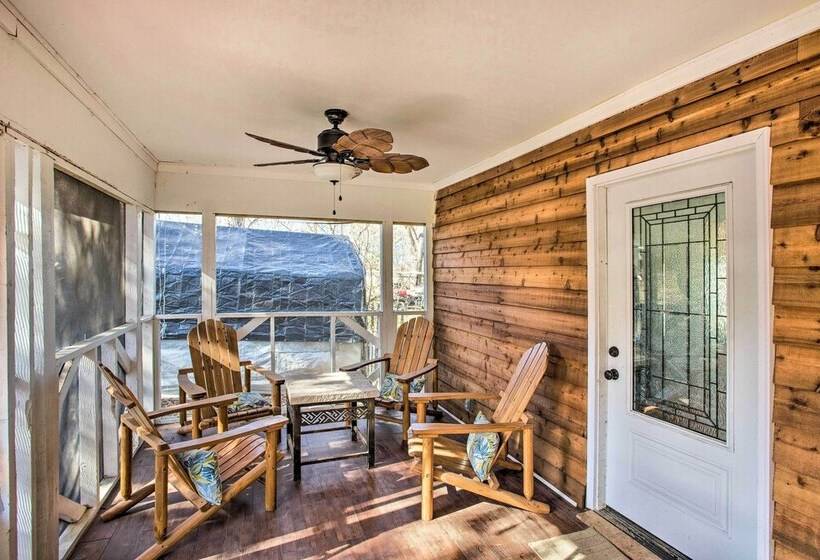 Deck, Grill & Yard: Pet Friendly Van Alstyne Gem!