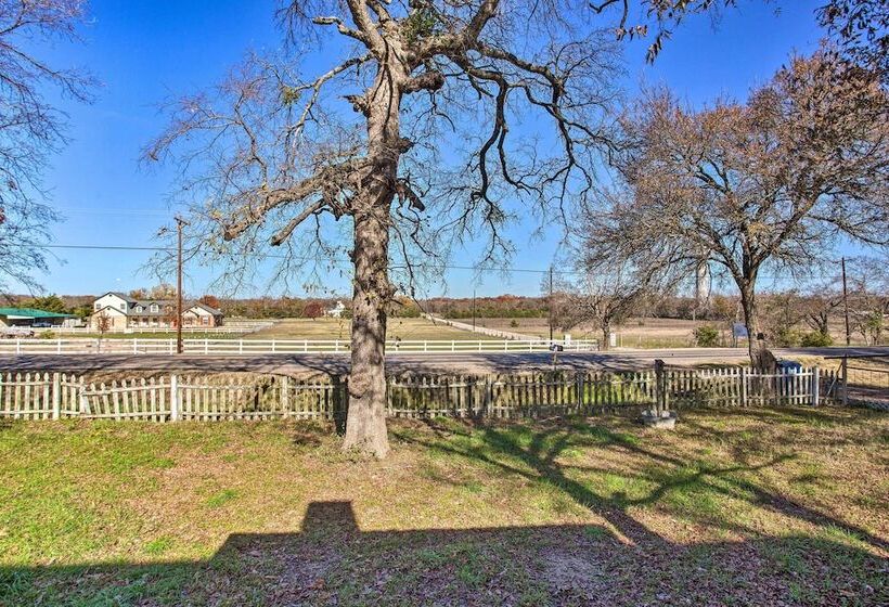 Deck, Grill & Yard: Pet Friendly Van Alstyne Gem!