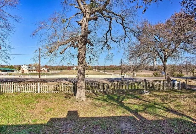 Deck, Grill & Yard: Pet Friendly Van Alstyne Gem!