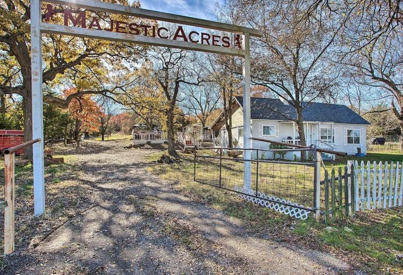 Deck, Grill & Yard: Pet Friendly Van Alstyne Gem!