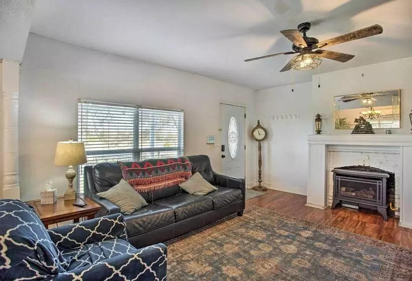 Deck, Grill & Yard: Pet Friendly Van Alstyne Gem!