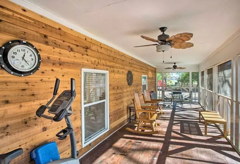 Deck, Grill & Yard: Pet Friendly Van Alstyne Gem!