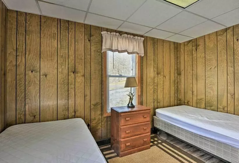 Serene Saxton Lodge: 7 Mi To Lake Raystown!