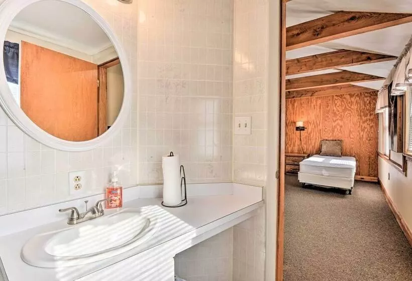 Serene Saxton Lodge: 7 Mi To Lake Raystown!