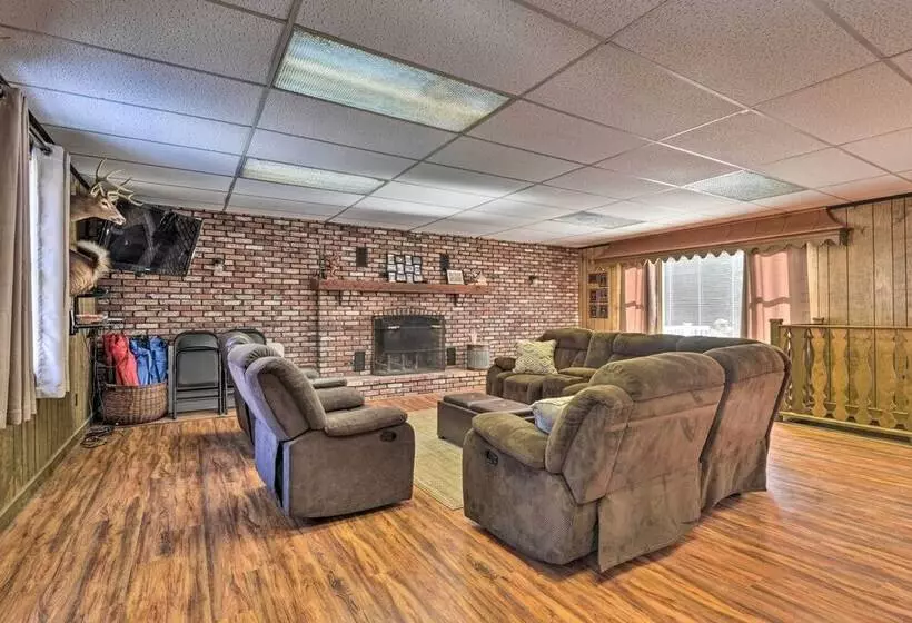 Serene Saxton Lodge: 7 Mi To Lake Raystown!