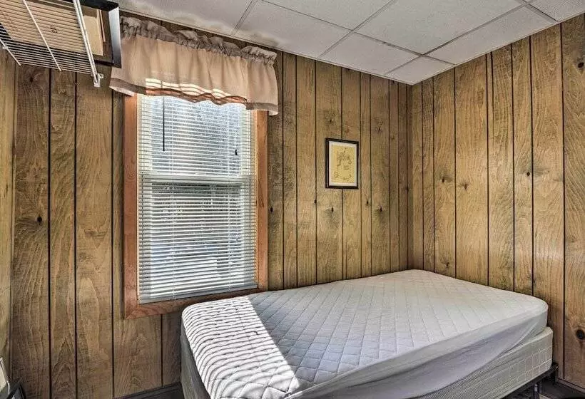 Serene Saxton Lodge: 7 Mi To Lake Raystown!