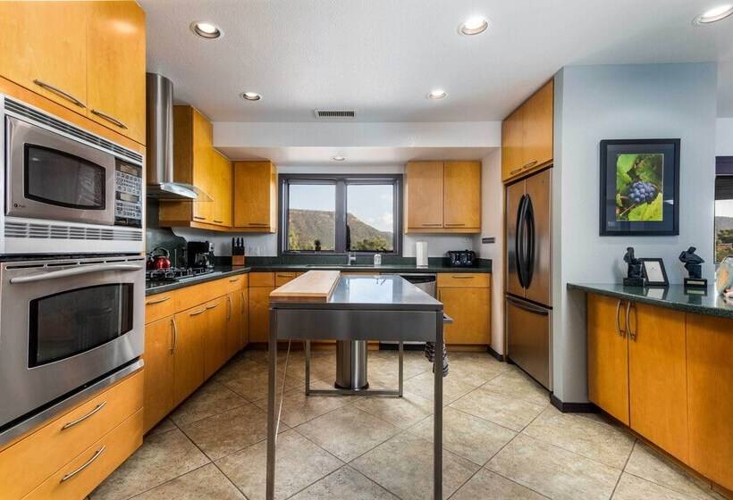 Sleek Sedona Abode W/ Hot Tub + Outdoor Hangout!