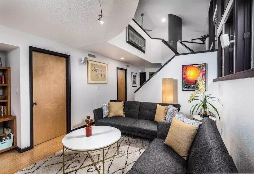 Sleek Sedona Abode W/ Hot Tub + Outdoor Hangout!