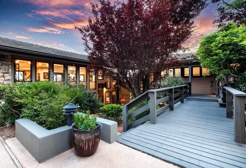 Sleek Sedona Abode W/ Hot Tub + Outdoor Hangout!