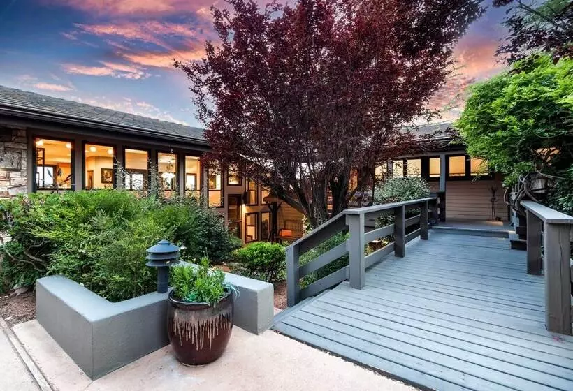 Sleek Sedona Abode W/ Hot Tub + Outdoor Hangout!