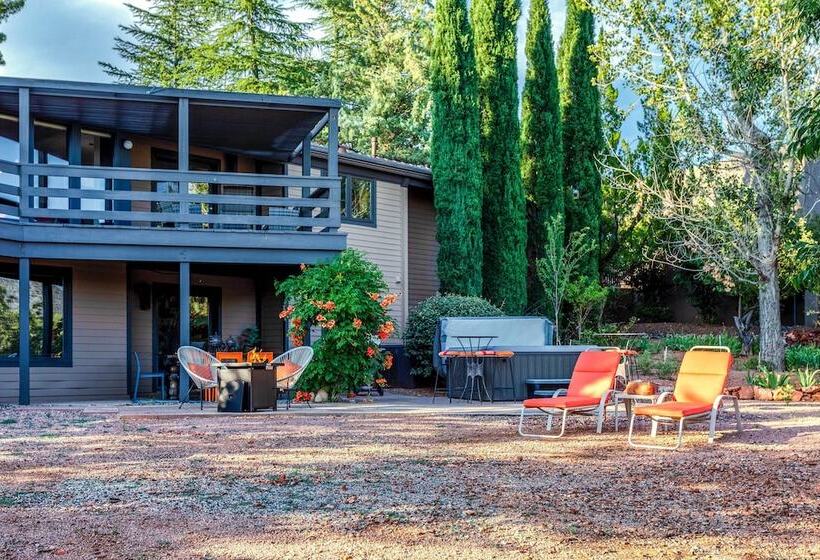 Sleek Sedona Abode W/ Hot Tub + Outdoor Hangout!