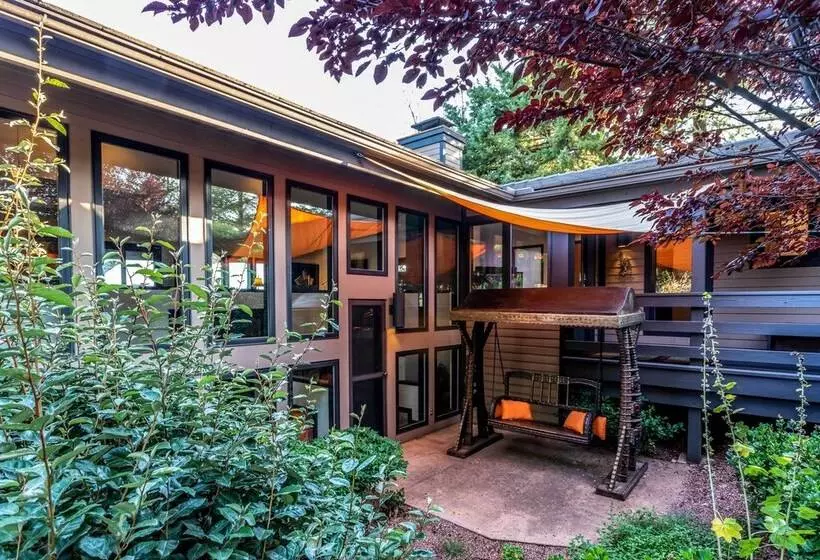 Sleek Sedona Abode W/ Hot Tub + Outdoor Hangout!