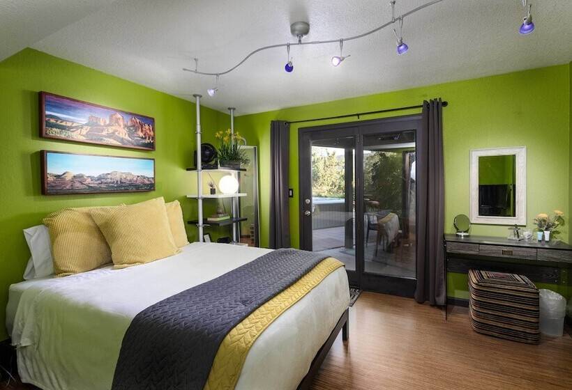 Sleek Sedona Abode W/ Hot Tub + Outdoor Hangout!