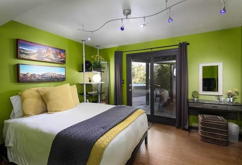 Sleek Sedona Abode W/ Hot Tub + Outdoor Hangout!