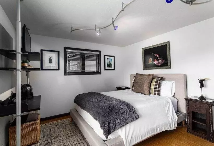 Sleek Sedona Abode W/ Hot Tub + Outdoor Hangout!