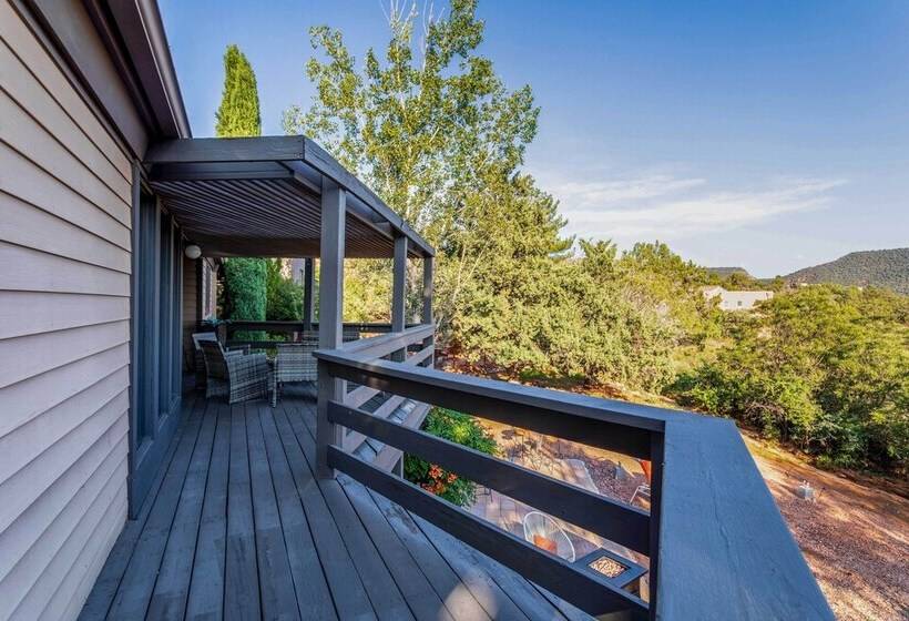 Sleek Sedona Abode W/ Hot Tub + Outdoor Hangout!