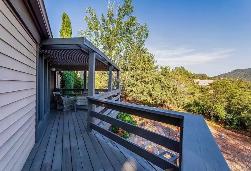 Sleek Sedona Abode W/ Hot Tub + Outdoor Hangout!