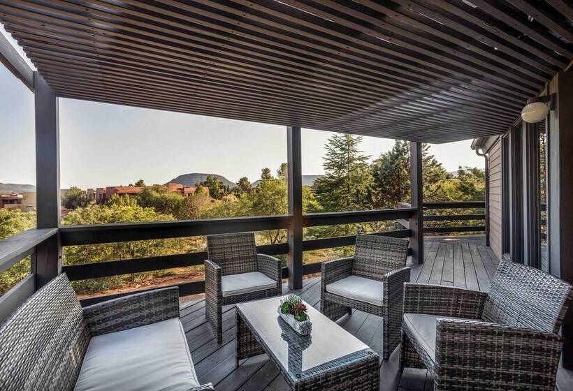 Sleek Sedona Abode W/ Hot Tub + Outdoor Hangout!