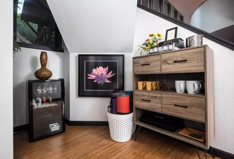 Sleek Sedona Abode W/ Hot Tub + Outdoor Hangout!