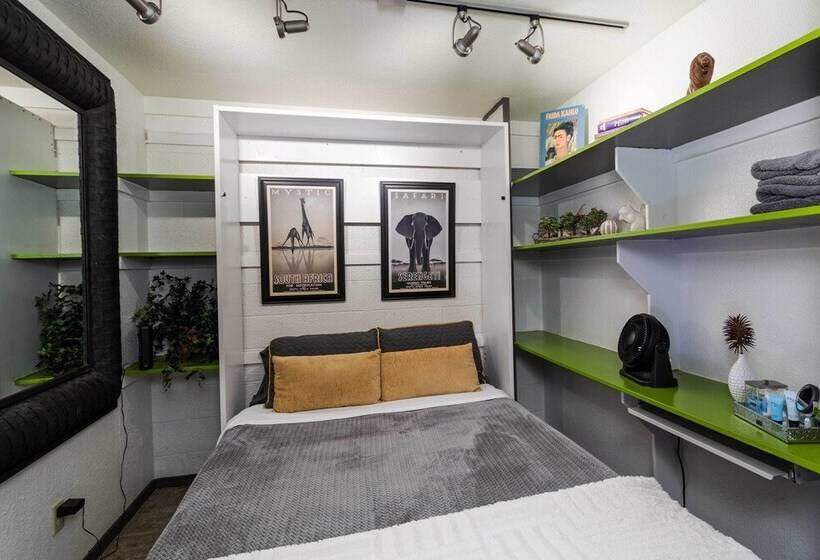 Sleek Sedona Abode W/ Hot Tub + Outdoor Hangout!