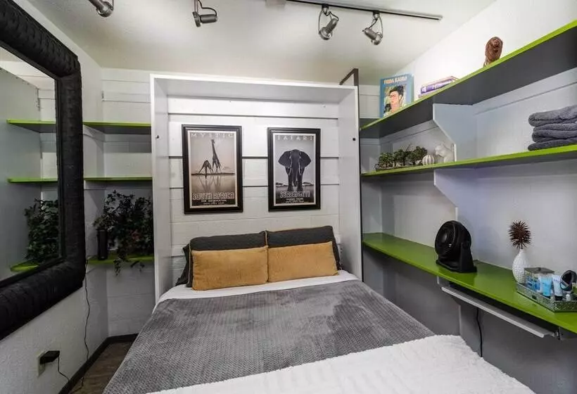 Sleek Sedona Abode W/ Hot Tub + Outdoor Hangout!