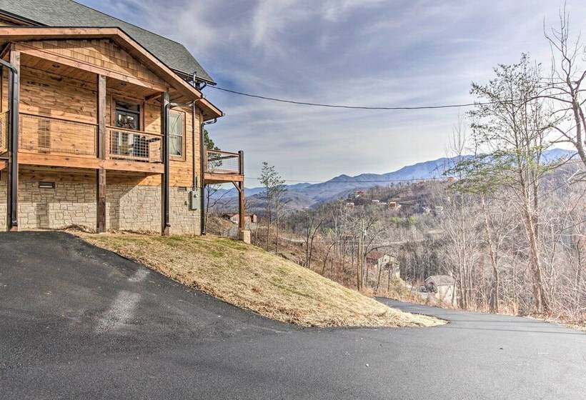 Smoky Mountain Hideaway W/ Hot Tub, Deck & Views!