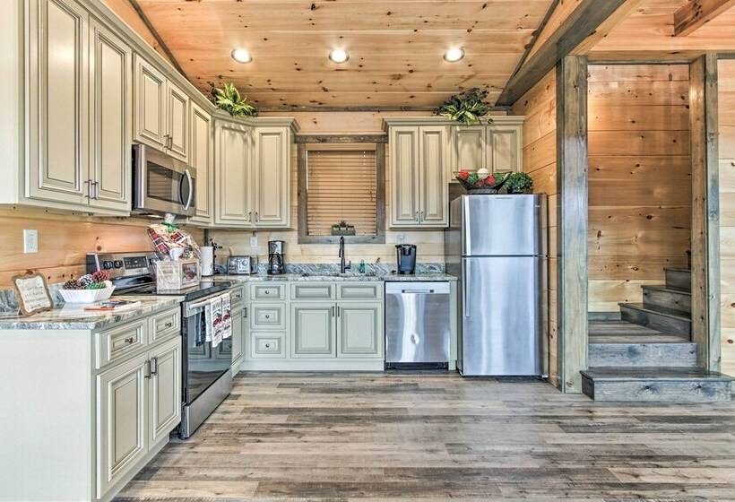 Smoky Mountain Hideaway W/ Hot Tub, Deck & Views!