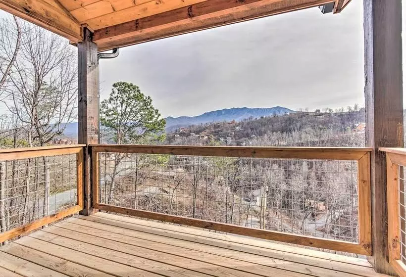 Smoky Mountain Hideaway W/ Hot Tub, Deck & Views!