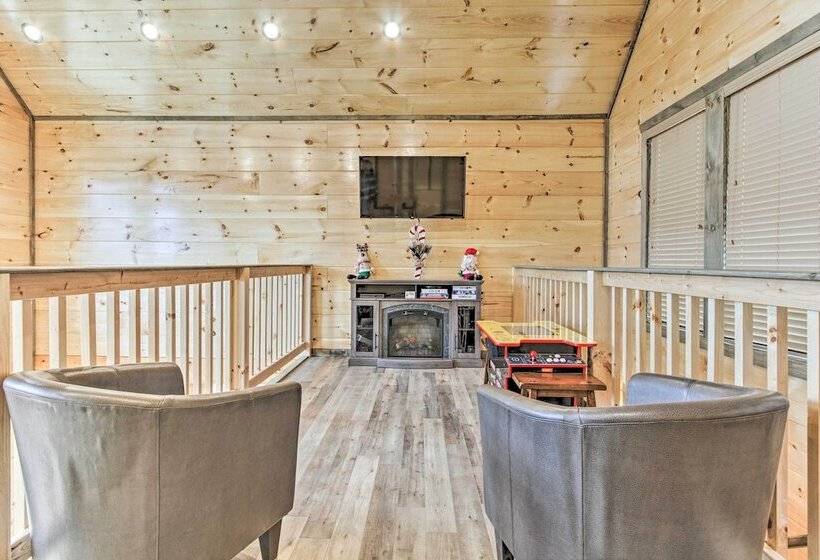 Smoky Mountain Hideaway W/ Hot Tub, Deck & Views!