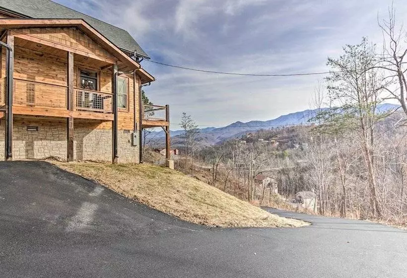 Smoky Mountain Hideaway W/ Hot Tub, Deck & Views!