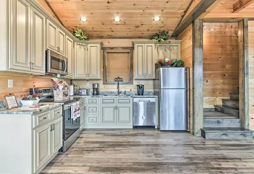 Smoky Mountain Hideaway W/ Hot Tub, Deck & Views!