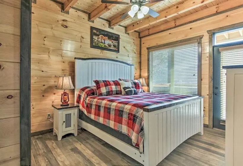 Smoky Mountain Hideaway W/ Hot Tub, Deck & Views!