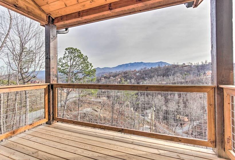 Smoky Mountain Hideaway W/ Hot Tub, Deck & Views!