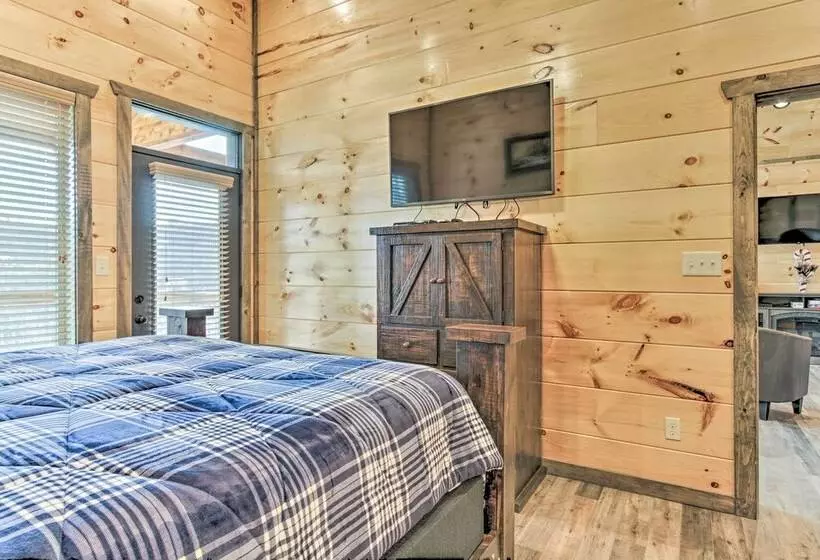 Smoky Mountain Hideaway W/ Hot Tub, Deck & Views!