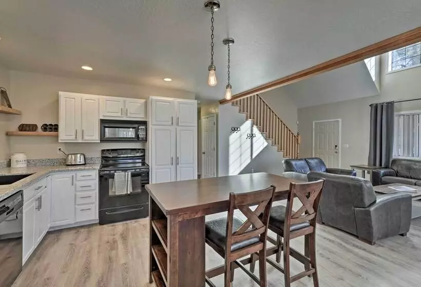 Family Home In Flagstaff W/ Surrounding Mtn Views!