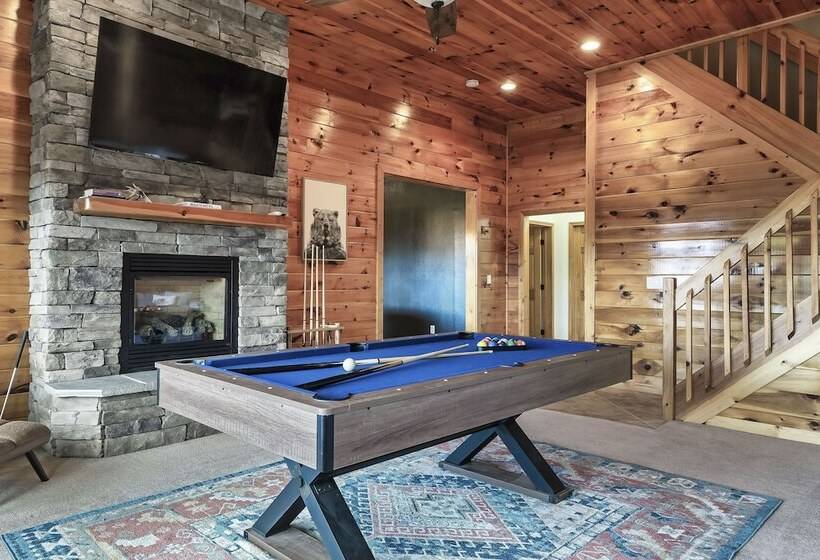 Spacious Murphy Cabin W/ Game Rooms + Mtn Views!