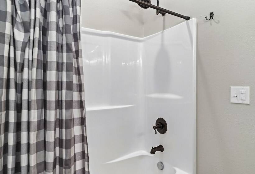 Spacious Murphy Cabin W/ Game Rooms + Mtn Views!