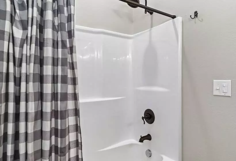 Spacious Murphy Cabin W/ Game Rooms + Mtn Views!